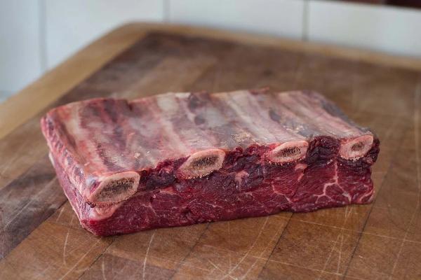 Sườn Bò Úc Cắt Dày 6cm Cho Khách: Tuyệt Phẩm Cho Món Nướng BBQ Hoành Tráng Và Hầm Sốt Vang Đậm Đà Tuyệt Hảo