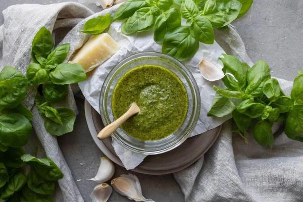 Pesto Và Chimichurri: Hai Sắc Xanh Kinh Điển Làm Bừng Tỉnh Mọi Món Ăn